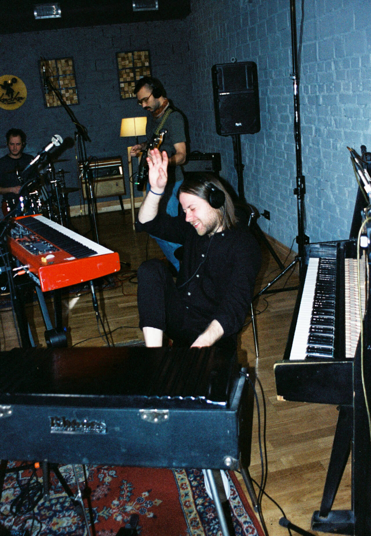 Валентин Федишен (FRANCO) грає на Fender Rhodes на студії Kaska під час запису LIVE 2020, грудень 2020