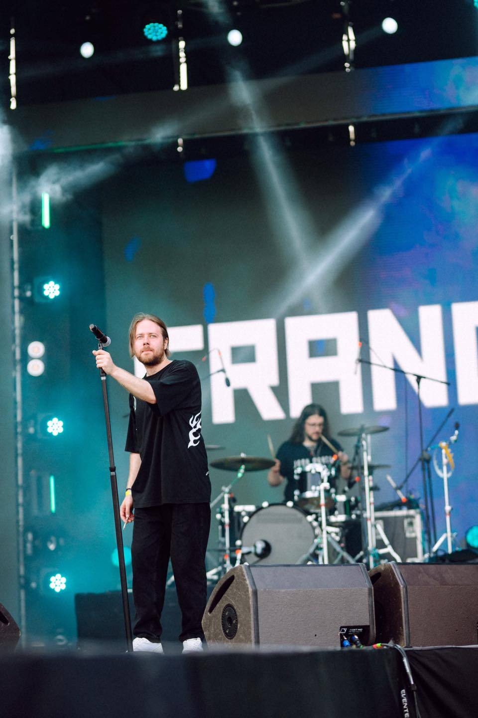Вокаліст Валентин Федишен та барабанщик Сергій Гаврилов на сцені MRPL City Festival